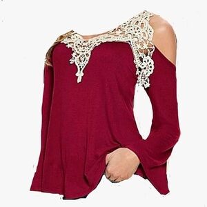 NWOT Gorgeous Red Crochet Cold Shoulder Top w/Bell Sleeves 🦋